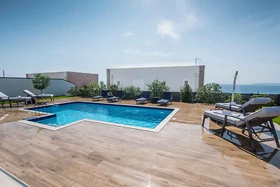 Villa mit Pool und Meerblick