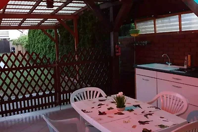 Ferienhaus mit Gartendusche und Gartenpavilon