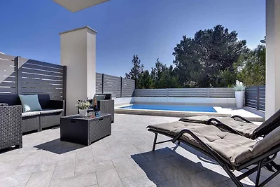 Ferienhaus mit Terrasse und Pool