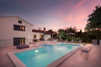 Moderne Villa mit privatem Pool, eingezäuntem