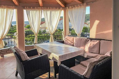 Komfortable Ferienwohnung Nikolina J mit Meer