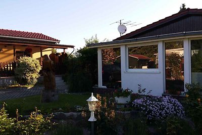 Bungalow mit überdachter Terrasse und Garten 