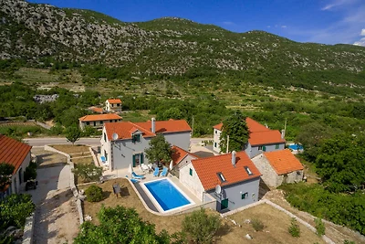 Villa mit Aussenpool