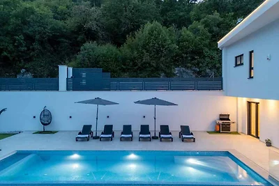 Villa mit Infinity-Pool und Sauna