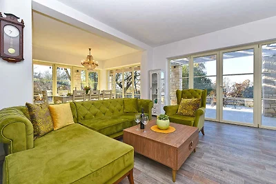 Ferienhaus mit Terrasse und Pool