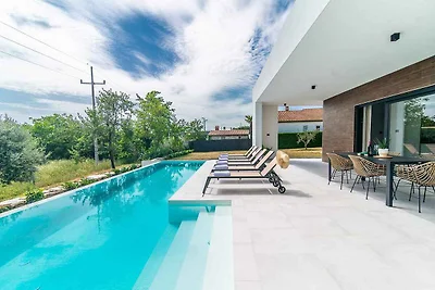 Villa mit Pool und Garten
