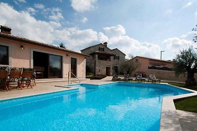 Villa mit Pool und Whirlpool