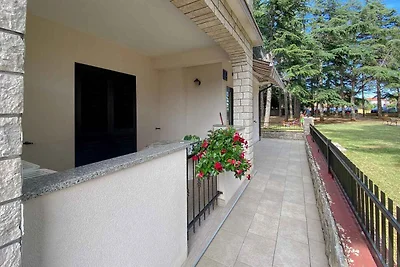 Ferienwohnung mit Terrasse mit Tisch und Stüh