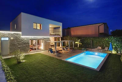 Villa mit Pool und Grill