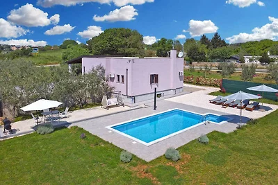 Villa mit Swimmingpool und grossem Garten