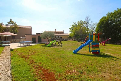 Villa mit Swimmingpool, Kinderspielplatz und
