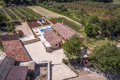 Villa mit Pool und Garten