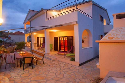 Ferienwohnung mit privatem Pool und Garten in