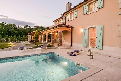 Villa mit Aussenpool und Klimaanlage