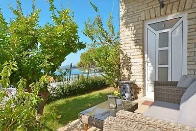 Ferienwohnung mit Terrasse, 10 m vom Meer