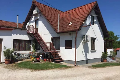 Ferienhaus mit Aussenpool und Garten