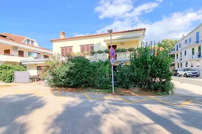 Ferienwohnung mit Terrasse mit Tisch und Stüh