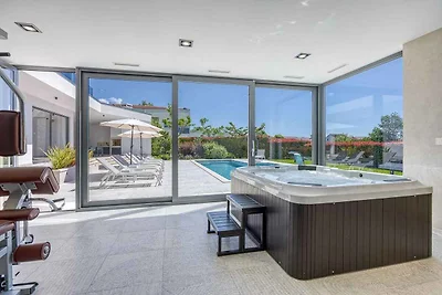 Villa Eine Luxusvilla mit einem kristallklare