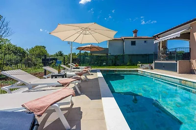Ferienhaus mit Pool und Klimaanlage