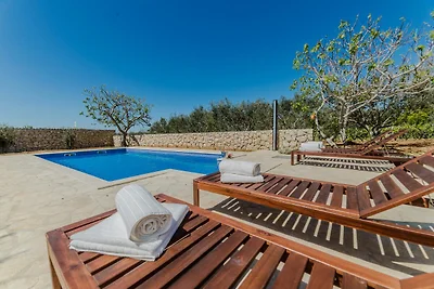 Villa mit Pool und Klimaanlage