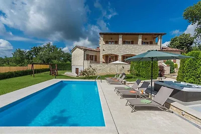 Villa mit Pool und Whirpool