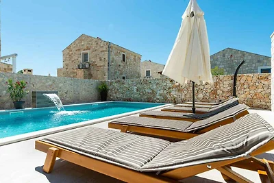 Schöne Villa mit privatem beheiztem Pool, Sau