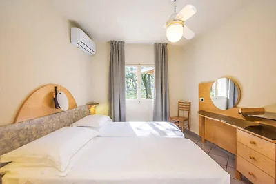 Villa mit Klimaanlage, Pool und Terrasse