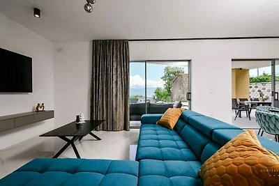 Villa mit Pool- und Meerblick