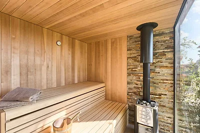 Villa mit Swimmingpool, Sauna und Spielplatz