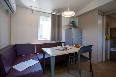 Mobilehome mit halbgedachter Holzterrasse