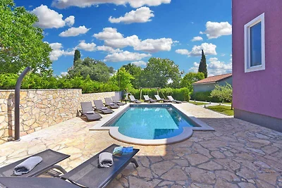 Villa mit Swimmingpool, Kinderspielplatz und