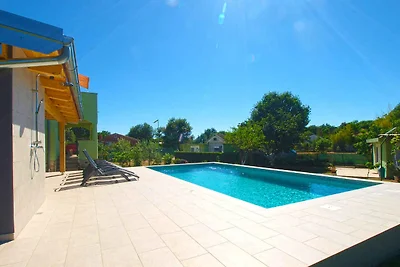 Ferienhaus mit Swimmingpool und überdachter