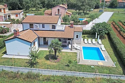 Villa mit Pool und Klimaanlage