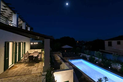 Komfortable Villa Marina mit privatem Pool un