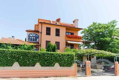 Ferienwohnung mit Swimmingpool und Parkplatz