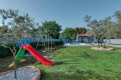 Ferienhaus mit Swimmingpool in Strandnähe