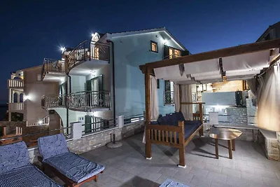 Villa mit Pool und Meerblick