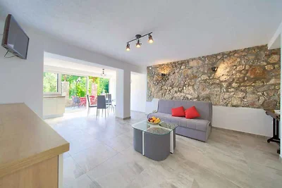 Ferienwohnung von Olivenbäumen umgeben