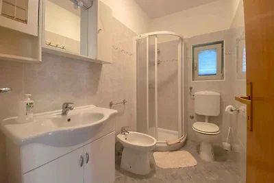 Ferienwohnung mit Terrasse mit Tisch und Stüh