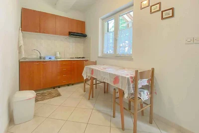 Ferienwohnung mit Terrasse mit Tisch und Stüh