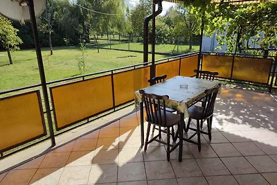 Ferienhaus mit Gartenmöbeln in der Nähe vom