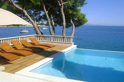 Villa mit Infinity-Pool