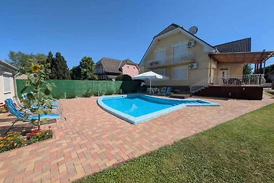 Ferienhaus mit Pool und Internet