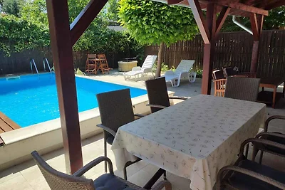 Ferienhaus mit Pool nur 200 m vom Strand