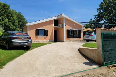 Ferienhaus mit Pool und Garten