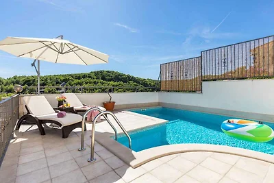 Villa mit Swimmingpool und Meerblick