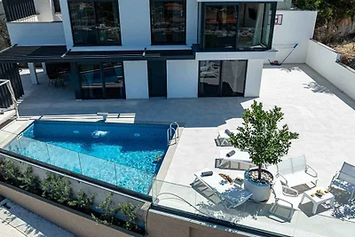 Villa mit Pool und Meerblick