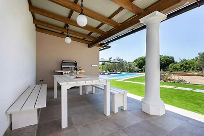Villa mit Pool und Garten