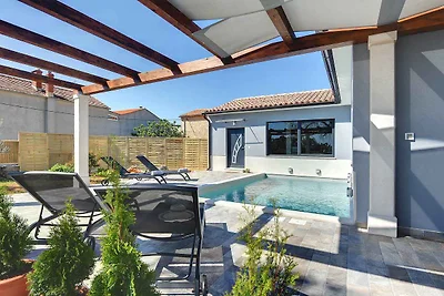 Villa mit Pool, Sonnenterrasse und WLAN