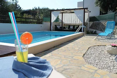 Ferienwohnung mit privatem Pool und Garten in